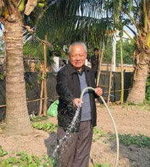 Living in a small, remote village with only 170 households, Chen Suhou, former vice governor of Hainan from 1990 to 1997, is now an ordinary farmer.