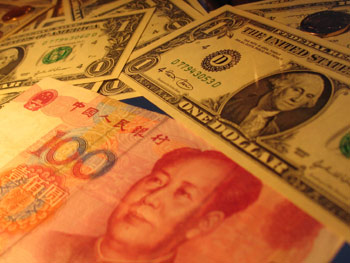 China's foreign exchange reserves jumped US$49.9 billion in the fourth quarter of 2005 to a record US$818.9 billion, a leap that could intensify pressure on Beijing to let the yuan rise more quickly, the Reuters reported Sunday. 