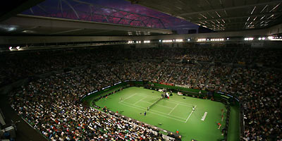 Serena Williams of the U.S. (R) serves to China's Li Na at the Rod Laver Arena during the Australian Open tennis tournament in Melbourne January 16, 2006. 