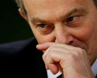 British police have foiled a plot to kidnap Prime Minister Tony Blair's 5-year-old son Leo, the Sun newspaper reported in its Wednesday edition.