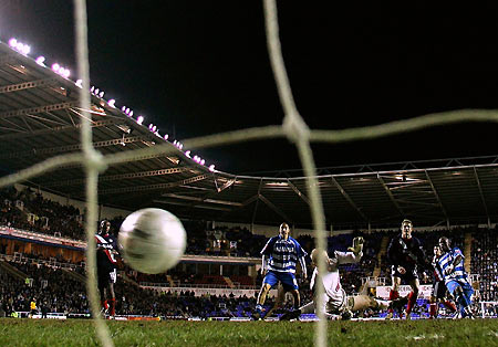 Reading's Bryan Gunnarsson (R) challenges Lloyd Dyer of West Bromwich Albion during their FA Cup soccer match third round replay at the Madejski Stadium in Reading, southern England January 17, 2006.[Reuters]
