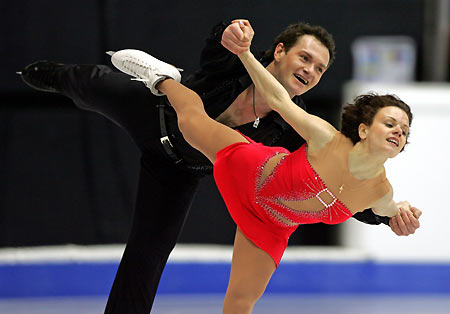 Maria Petrova (R) and Alexei Tikhonov of Russia perform in the Pairs free skating event at the European figure skating championships in Lyon, central France, January 18, 2006. The pair took bronze in the Pairs event. [Reuters]