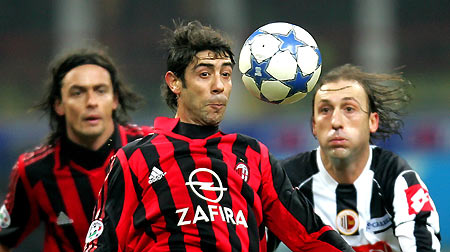 AC Milan's Manuel Rui Costa (C) looks at the ball during the Italian Serie A soccer match against Ascoli at the San Siro stadium in Milan January 18, 2006. [Reuters]