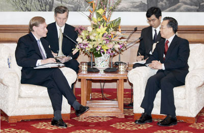 U.S. Deputy Secretary of State Robert Zoellick (L) sits with China Premier Wen Jiabao (R), at the Diaoyutai State Guest House in Beijing, January 24, 2006. Zoellick is in Beijing to hold talks with senior chinese officials expected to cover nuclear standoffs with Iran and North Korea.
