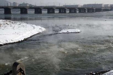 Residents along the Songhua River in Northeast China received a reassuring Spring Festival gift yesterday from the country's environmental chief, who said they can safely consume its fish and drink from groundwater wells.