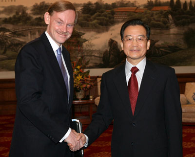 Premier Wen Jiabao said yesterday that Beijing hopes for better communications with Washington so that relations with the United States can be further improved. 