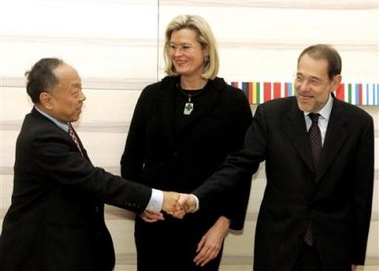 Chinese Foreign Minister Li Zhaoxing, left, shakes hands with EU foreign policy chief Javier Solana, right, as Austrian Foreign Minister Ursula Plassnik, center looks on, on Friday, Feb. 3, 2006, prior to their talks at the foreign ministry in Vienna.