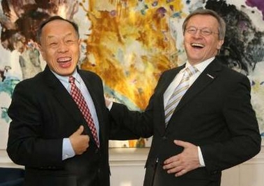 Chinese Foreign Minister Li Zhaoxing (L) and Austrian Chancellor Wolfgang Schuessel share a joke in Schuessel's office in Vienna February 3, 2006.