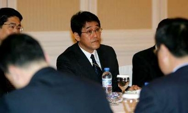 Japanese negotiator Umeda Kunio (C) meets a North Korean delegation in Beijing, China February 5, 2006.