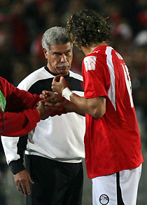 Egypt's mido argues with his coach Shehata during match against Senegal in Cairo