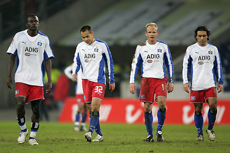 Hamburg SV's (R-L) Mehdi Mahdavikia, David Jarolim, Naohiro Takahara and Thimothee Atouba reacts during a German Bundesliga soccer match against Hannover 96 in Hanover, northern Germany, February 8, 2006. Hanover won the match 2-1.