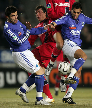 Racing Strasbourg's Yves Deroff (L) and Yacine Abdessadki (R) challenge Rodriguez of Paris Saint Germain (C) during their French Ligue 1 soccer match at the Meinau stadium in Strasbourg February 8, 2006.