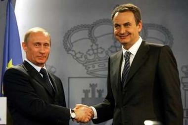 Russia's President Vladimir Putin (L) and Spanish Prime Minister Jose Luis Rodriguez Zapatero shake hands after their joint news conference at Moncloa Palace in Madrid February 9, 2006.