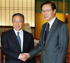 Chinese Deputy Foreign Minister Dai Bingguo (L) shakes hands with his Japanese counterpart Vice Foreign Minister Shotaro Yachi before their talks at the Iikura House in Tokyo February 10, 2006. Top diplomats from Japan and China met on Friday in an effort to maintain dialogue despite a chill in ties due to Japanese Prime Minister Junichiro Koizumi's visits to a war shrine seen by Beijing as a symbol of Tokyo's past militarism. 