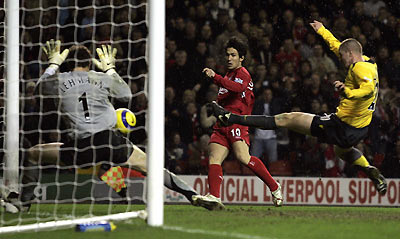Liverpool's Javier Luis Garcia shoots to score past Arsenal's Jens Lehmann (L) and Philippe Senderos (R) to score during their English Premier League soccer match at Anfield in Liverpool, northern England, February 14, 2006.