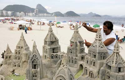 Sand castle on the beach_chinadaily.com.cn_la