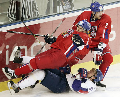 The Czech Republic's Marek Zidlicky (top L), Marek Malik (R) and Slovakia's Marian Hossa (bottom L) collide during the third period of their men's quarter final ice hockey game at the Torino 2006 Winter Olympic Games in Turin, Italy February 22, 2006. [Reuters]