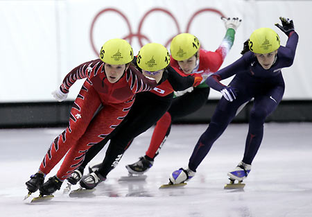 (L-R) Amanda Overland from Canada, Yuka Kamino from Japan, Rozsa Darazs from Hungary and Kimberly Derrick of the U.S. speed in the women's 1000 metres short track speed skating heat at the Torino 2006 Winter Olympic Games in Turin, Italy, February 22, 2006. [Reuters]