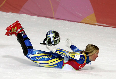Austria's Nicole Hosp passes a gate on her way to winning the silver medal in the women's Alpine skiing slalom race at the Torino 2006 Winter Olympic Games in Sestriere, Italy February 22, 2006. [Reuters]