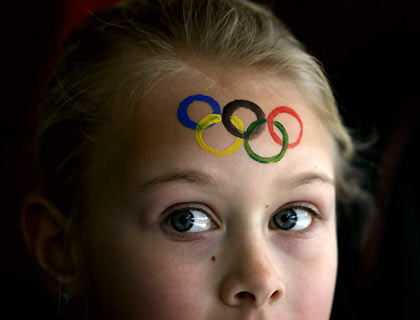 Elsa Essing from the Netherlands watches Finland play the U.S. in their men's quarter-final ice hockey game at the Torino 2006 Winter Olympic Games in Turin, Italy February 22, 2006. [Reuters]