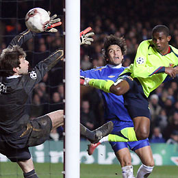 Samuel Eto'o (R) scores past Chelsea's goalkeeper Petr Cech (L) and defender Paulo Ferreira (C) during their Champions League first knockout round first leg soccer match at Stamford Bridge in London, February 22, 2006. 
