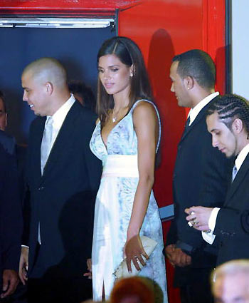 Ronaldogirlfriend on Brazilian Soccer Star Ronaldo L1  And Girlfriend Raica Oliveira Appear