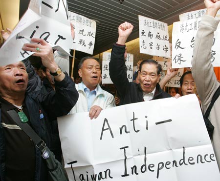 A group of people from the Hong Kong and Kowloon Trades Union Council protest in Hong Kong against Taiwan leader Chen Shui-bian's decision to abolish the island's policy-making body on unification with the Chinese mainland and its 15-year-old guidelines Monday February 27, 2006.[newsphoto]