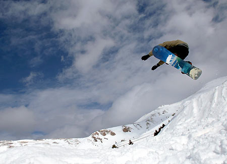 A Kosovo snowboarder executes a jump on the slopes of Brezovica, southwestern Kosovo March 4, 2006. Still run by Serbs, the ski complex and hotels are frequented mainly by ethnic Albanians. The majority Albanian province in southern Serbia is in the middle of negotiations to decide its fate. Picture taken March 4, 2006. [Reuters]