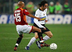 AS Roma's Olivier Dacourt (L) challenges Inter Milan's Alvaro Recoba during their Italian Serie A soccer match at the Olympic stadium in Rome March 5, 2006.