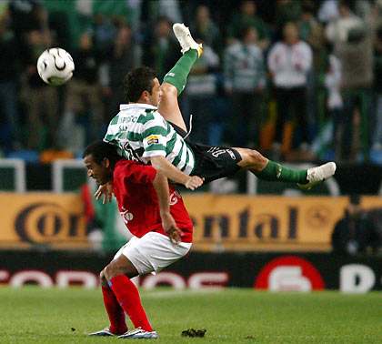 Sporting's Rodrigo Tello (top) fights for the ball with Gil Vicente's Elias Silva during their Portuguese Premier League soccer match at the Alvalade Stadium in Lisbon March 5, 2006. [Reuters]