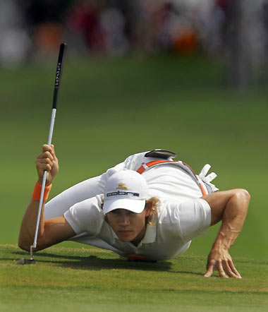 Camilo Villegas of Colombia lines up his putt on the second green during the fourth round of the Doral Championship golf tournament in Miami, Florida March 5, 2006. [Reuters]