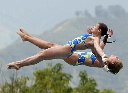Brazilians Evelyn Winkler (top) and Milena Sai dive to win the silver medal in the women's synchronized 10 meters platform final at the South American Aquatic Championships in Medellin, Colombia March 5, 2006. [Reuters]