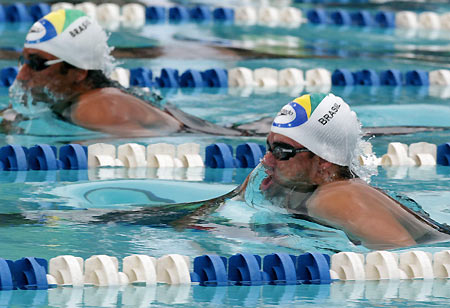 Brazilians Thiago Pereira (R) and Felipe Lima swim in the men's 200 meters breaststroke final at the South American Aquatic Championships in Medellin, Colombia, March 5, 2006. Pereira won the gold medal and Lima won bronze medal.[Reuters]