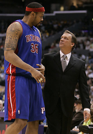 Detroit Pistons head coach Flip Saunders (R) talks with forward Rasheed Wallace during the second half of their game with Los Angeles Lakers in NBA action in Los Angeles, March 4, 2006. [Reuters]