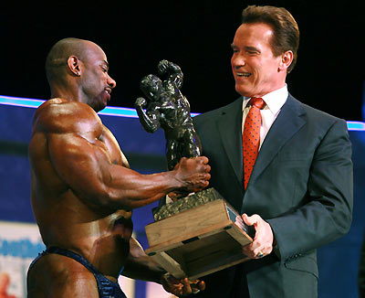 California governor Arnold Schwarzenegger (R) congratulates Dexter Jackson after Jackson wins the 2006 Arnold Classic during the Arnold Fitness Weekend at the Veterans Memorial in Columbus, Ohio March 4, 2006. [Reuters]