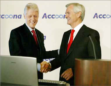 Former US President Bill Clinton (left) shakes hands with Eckhard Pfeiffer, chairman of Accoona.com, in New York at the launch ceremony of the search engine in this December 6, 2004 photo. Clinton performed the first Accoona.com search with Pfeiffer. [chinadaily.com.cn]