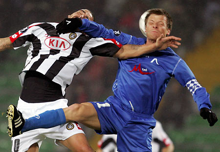 Udinese forward Fausto Rossini (L) jumps for the ball with Levski defender Elin Topuzakov during their UEFA Cup round of 16 soccer match in the northern Italian city of Udine March 9, 2006. [Reuters]