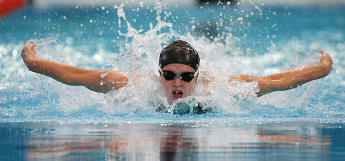 England's Terri Dunning competes in the women's 200m butterfly swimming heats at the Commonwealth Games in Melbourne March 16, 2006. [Reuters]