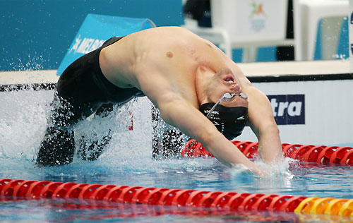 England's Liam Tancock starts during the men's 50m backstoke swimming heats at the Commonwealth Games in Melbourne March 16 2006. [Reuters]