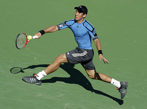 Paradorn Srichaphan of Thailand reaches for a forehand against David Nalbandian of Argentina at the Pacific Life Open tennis tournament in Indian Wells, California March 15, 2006. [Reuters]