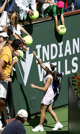 Martina Hingis of Switzerland signs autographs after her quarter-final victory over Dinara Safina of Russia at the Pacific Life Open tennis tournament in Indian Wells, California March 15, 2006. [Reuters]