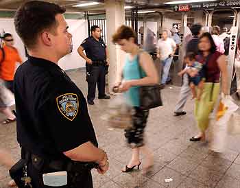 New York police begin random bag search in subway