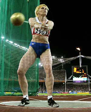 Russian wins hammer throw gold