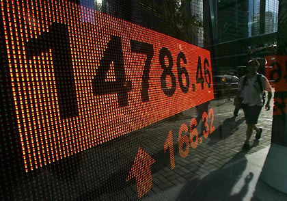 Hang Seng Index closes high as RMB is revalued