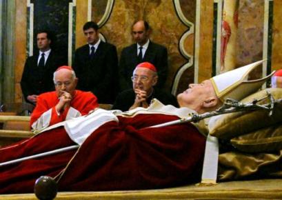 World gets first glimpse of Pope's body