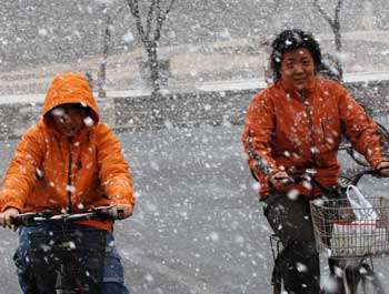 Spring snowfall hits Beijing