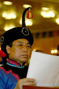 Deputies from minority groups attend NPC session