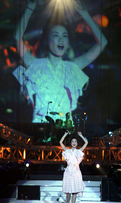 Ice beauty Faye Wong sings in Taipei