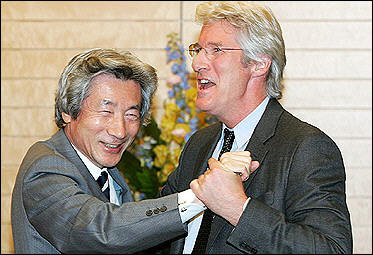 Japanese PM dances with actor Richard Gere