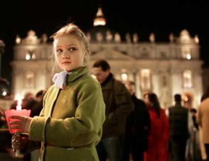World gets first glimpse of Pope's body